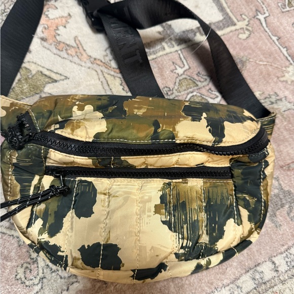 NWOT Free People Movement Quilted Printed Sling Bag-camo - Picture 5 of 6